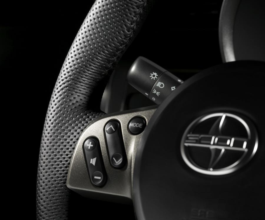 Детали интерьера Scion tC 2011 года  (фото 59 из 68)
